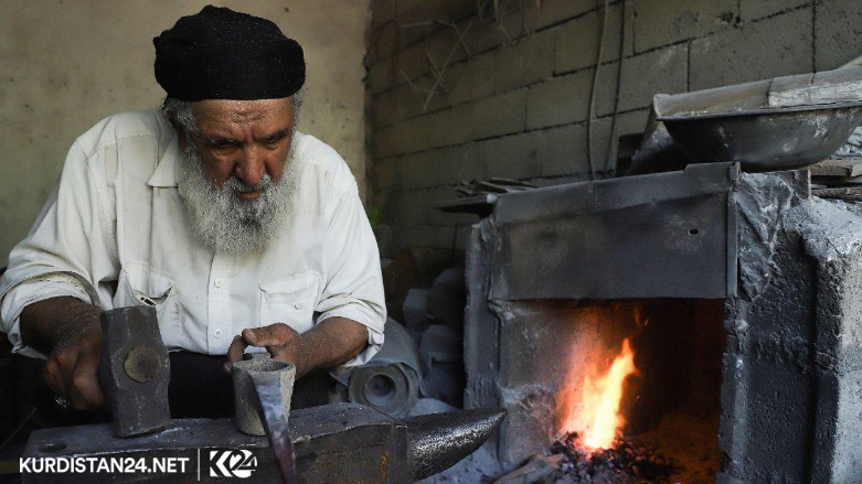 Dêwane temenê xwe bi agir û hesin re derbas dike 